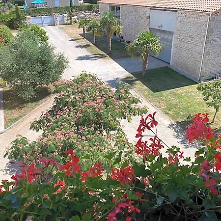 Montaillon D'hotes Bed and Breakfast 4*